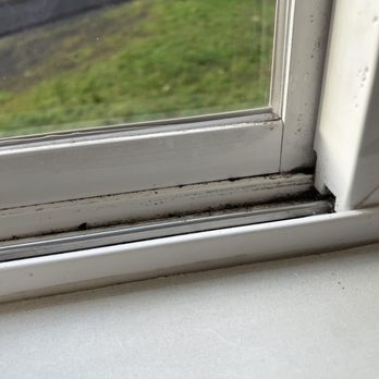Vacasa Vacation Rentals - Mold in windows had stick in casement to lock - Vacation Rentals Near Me - Sunriver, Oregon Vacasa Vacation Rentals - Mold in windows had stick in casement to lock - Vacation Rentals Near Me - Sunriver, Oregon