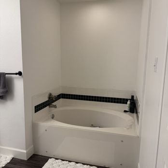 Cap City Contractors - Tub before - General Contractors Near Me