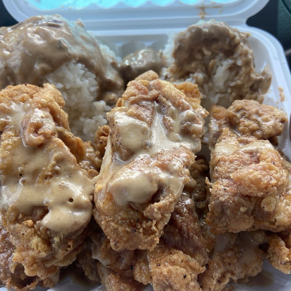 Garlic chicken w/ mushroom brown gravy on the rice! Broke da mout! Garlic chicken w/ mushroom brown gravy on the rice! Broke da mout!