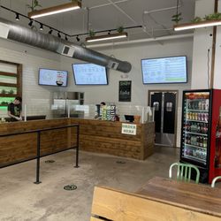 GreenHouse Kitchen - Airy, open seating area