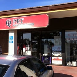 Q-pet - store front.