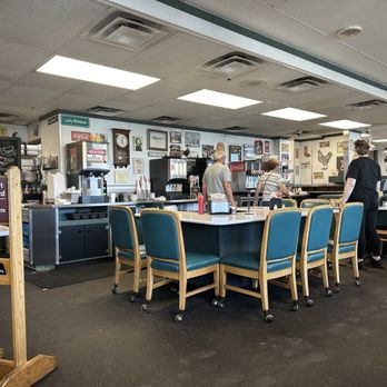 Lucky Wishbone - Dining area - Burgers Near Me - Anchorage, Alaska