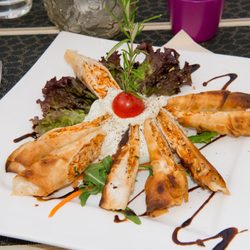 Rosmarin - Blätterteigröllchen mit Pecorinofüllung auf Blattsalat, dazu Knoblauchdip