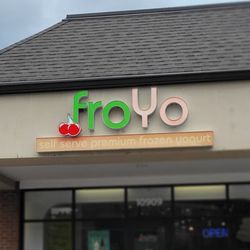 FroYo Frozen Yogurt - Outside of froYo