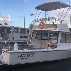 Salty Divers - Lazy Daze is a 30' Island Hopper with plenty of space for a max of 6 divers/ trip.