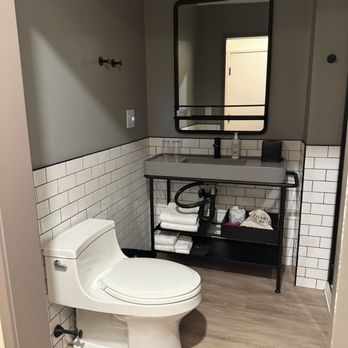 Moxy Charleston Downtown - Queen bed room, bathroom - Hotels Near Me - Charleston, South Carolina Moxy Charleston Downtown - Queen bed room, bathroom - Hotels Near Me - Charleston, South Carolina