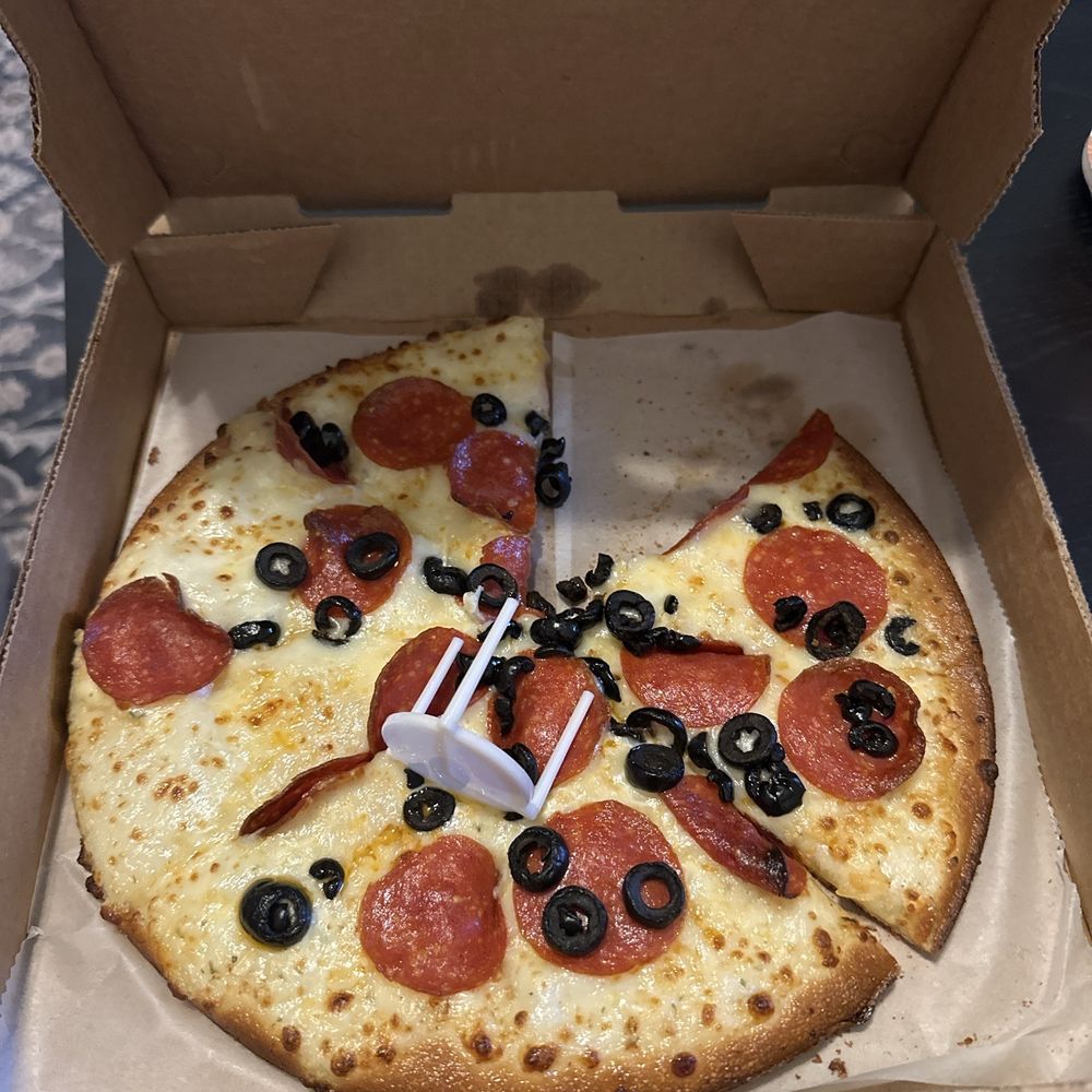 Gluten Free 10" white sauce, pepperoni, and olives. Gluten Free 10" white sauce, pepperoni, and olives.