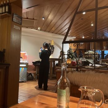 Restaurant Weisshorn - Gaststube mit Jukebox - Swiss Food Near Me - Zermatt, VS Restaurant Weisshorn - Gaststube mit Jukebox - Swiss Food Near Me - Zermatt, VS