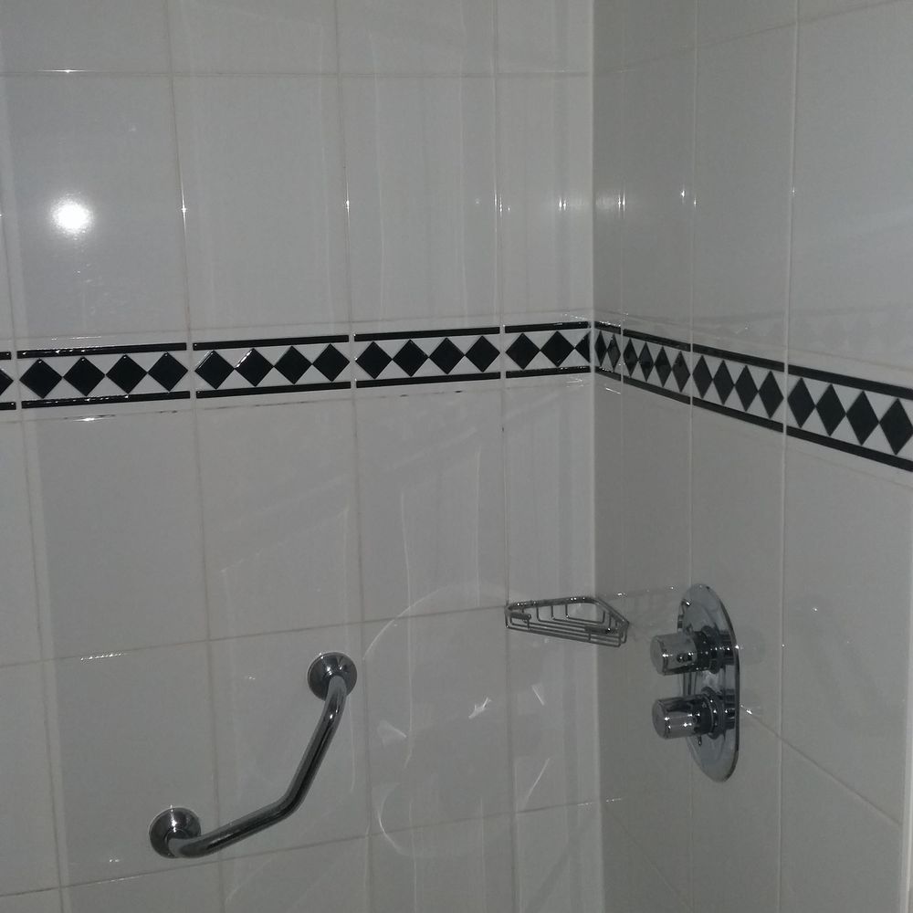Hatherley Manor Hotel - Bathroom 2 - Hotels Near Me - Gloucester, GLS