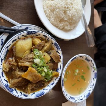Hon's Wun-Tun House - E4. Curry Beef with Rice - Cantonese Near Me - San Francisco, California Hon's Wun-Tun House - E4. Curry Beef with Rice - Cantonese Near Me - San Francisco, California