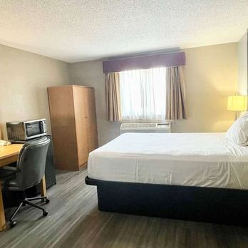 Super 8 by Wyndham St. Clair MO - Guest room - Hotels Near Me - St Clair, Missouri