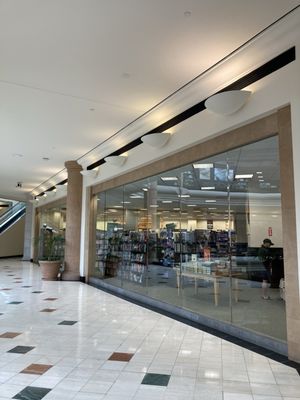 Barnes & Noble by null