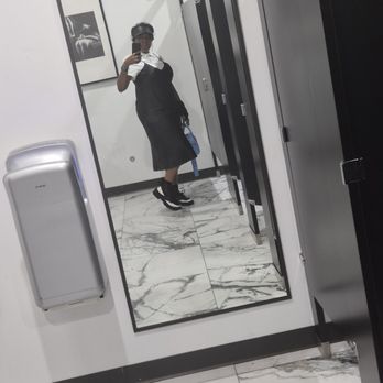 Batsí - Full size bathroom mirror - Seafood Near Me - Atlanta, Georgia Batsí - Full size bathroom mirror - Seafood Near Me - Atlanta, Georgia