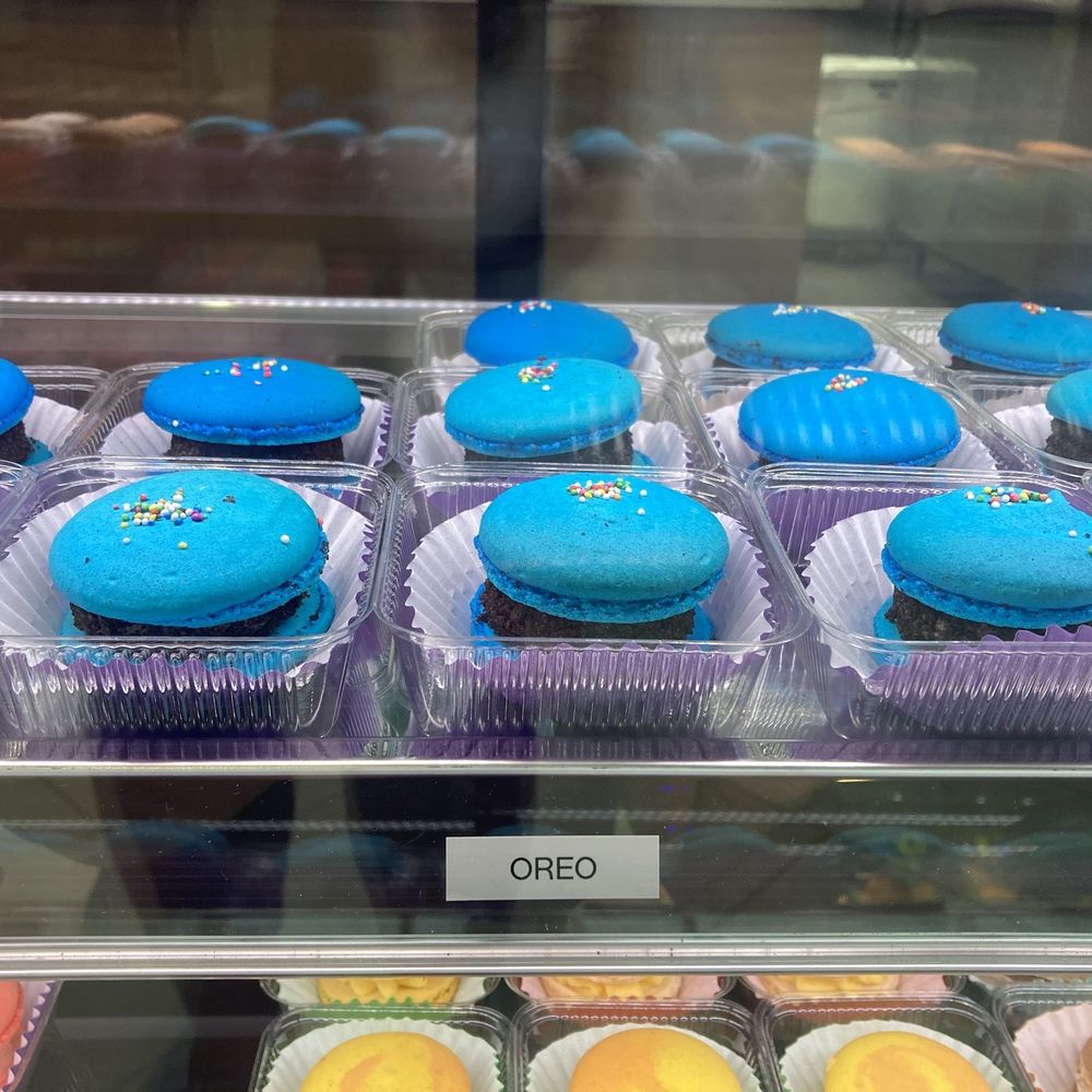 komma Tea - a variety of cupcakes in a display case - Bubble Tea Near Me - Knoxville, Tennessee