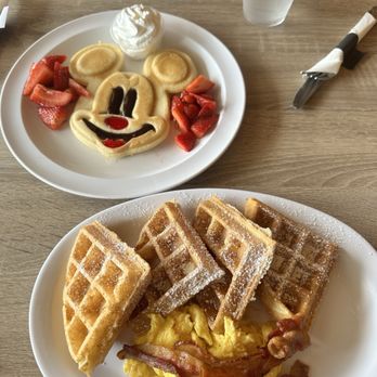 Brewberry Cafe - The Waffle Breakfast & Kid's Pancake - Coffee & Tea Near Me - Anaheim, California