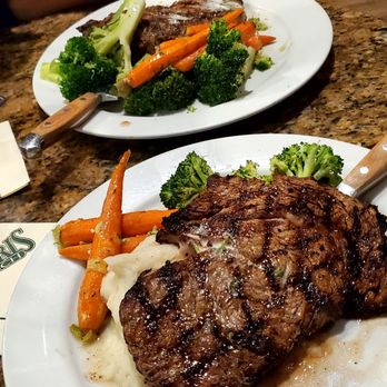 Horseshoe Lounge at Harris Ranch - rib eye steak - Cocktail Bars Near Me - Coalinga, California