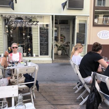Veggiezz - Outdoor seating area - Vegan Near Me - Vienna, 9