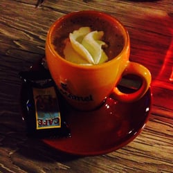 Tearoom Columbia - Heiße Chocomel mit Sahne.