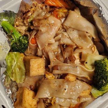 Mr Thai Bistro - Pad see ew with tofu - Thai Near Me - Gilbert, Arizona Mr Thai Bistro - Pad see ew with tofu - Thai Near Me - Gilbert, Arizona