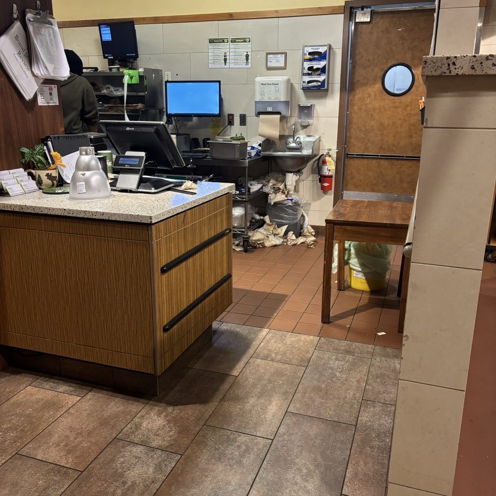 Panera Bread - Garbage overflowing - Salad Near Me - Duluth, Minnesota Panera Bread - Garbage overflowing - Salad Near Me - Duluth, Minnesota