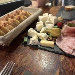 BMD - 3 cheese sample with meat and bread