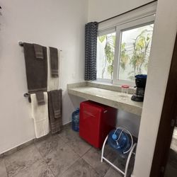 Stingray Villa - Mini fridge, towels, bottled water and coffee maker
