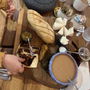 Pradera Brunch - Tabla de queso: Queso fresco, requeson, Panela asada jocoque, frijoles, salsa, milpera, tortillas, baguette 10/10 - Breakfast & Brunch Near Me - Costa Mesa, California