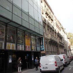 ABC - Architecture moderne au milieu de l'ancien, vous ne pourrez pas rater cette façade !