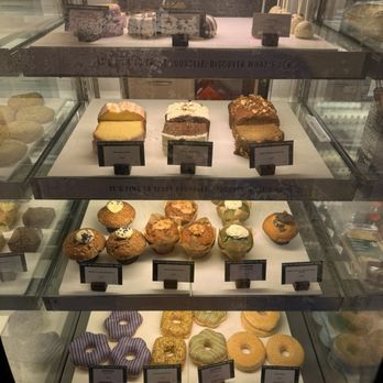 Starbucks - Bakery case - Coffee & Tea Near Me - Bruxelles / Brussel, BRU