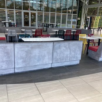 McDonald's - Outside tables - Fast Food Near Me - Kissimmee, Florida