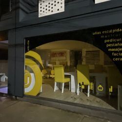 d-uñas - Fachada exterior de noche