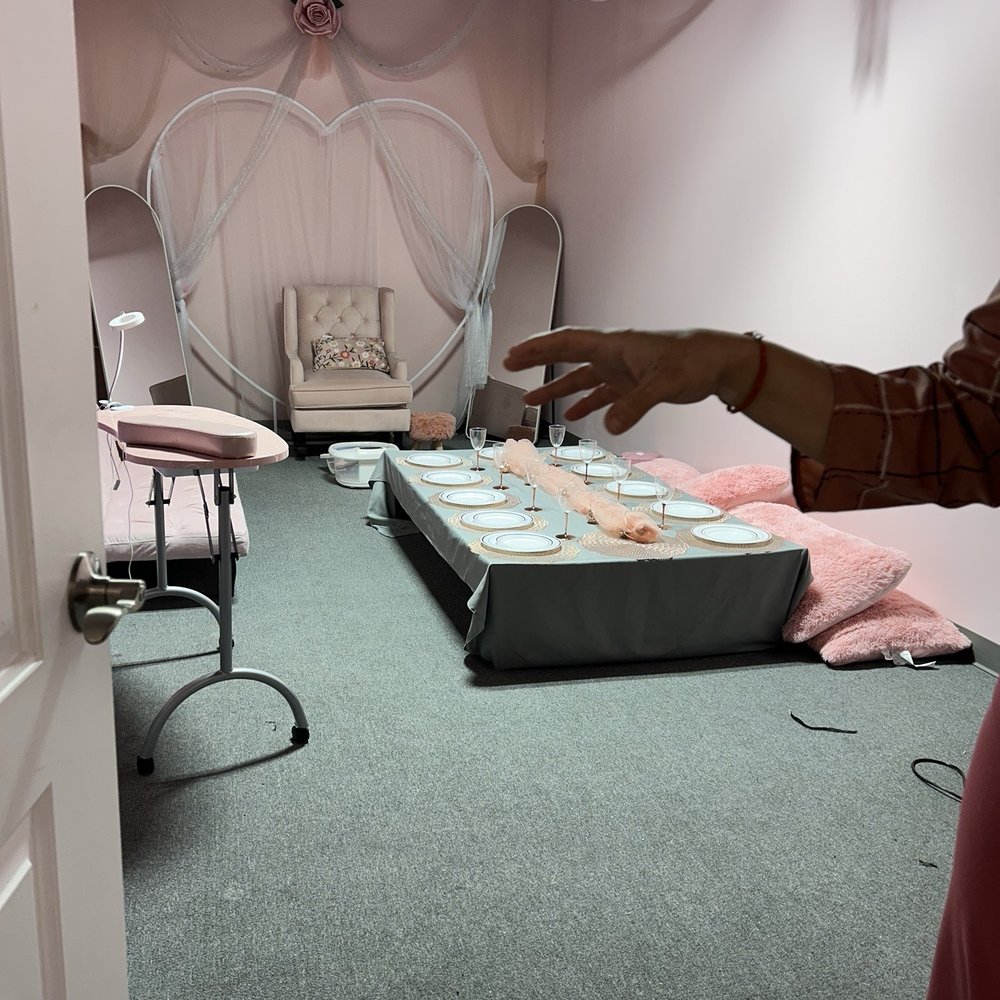 RKALLIZ Cosmetics - The Bridal Fun Room- perfect for parties! - Hair Salons Near Me - Dearborn, Michigan RKALLIZ Cosmetics - The Bridal Fun Room- perfect for parties! - Hair Salons Near Me - Dearborn, Michigan