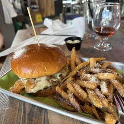 Voodoo Brewing - Chicken sandwich with pear and truffle fries