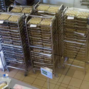 La Cure Gourmande - Candies ready to be boxed. - Desserts Near Me - Balaruc Les Bains, 34