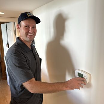 Wise Owl Cooling and Heating - The owner Nate Abell demonstrating the thermostat operation. - Heating & Air Conditioning/HVAC Near Me - Capistrano Beach, California Wise Owl Cooling and Heating - The owner Nate Abell demonstrating the thermostat operation. - Heating & Air Conditioning/HVAC Near Me - Capistrano Beach, California
