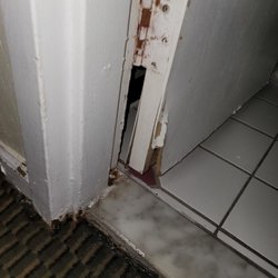 Econo Lodge Beach And Boardwalk - Broken door