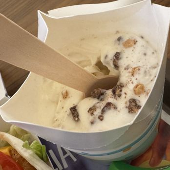 McDonalds - KitKat McFlurry - Burgers Near Me - Porto, 13