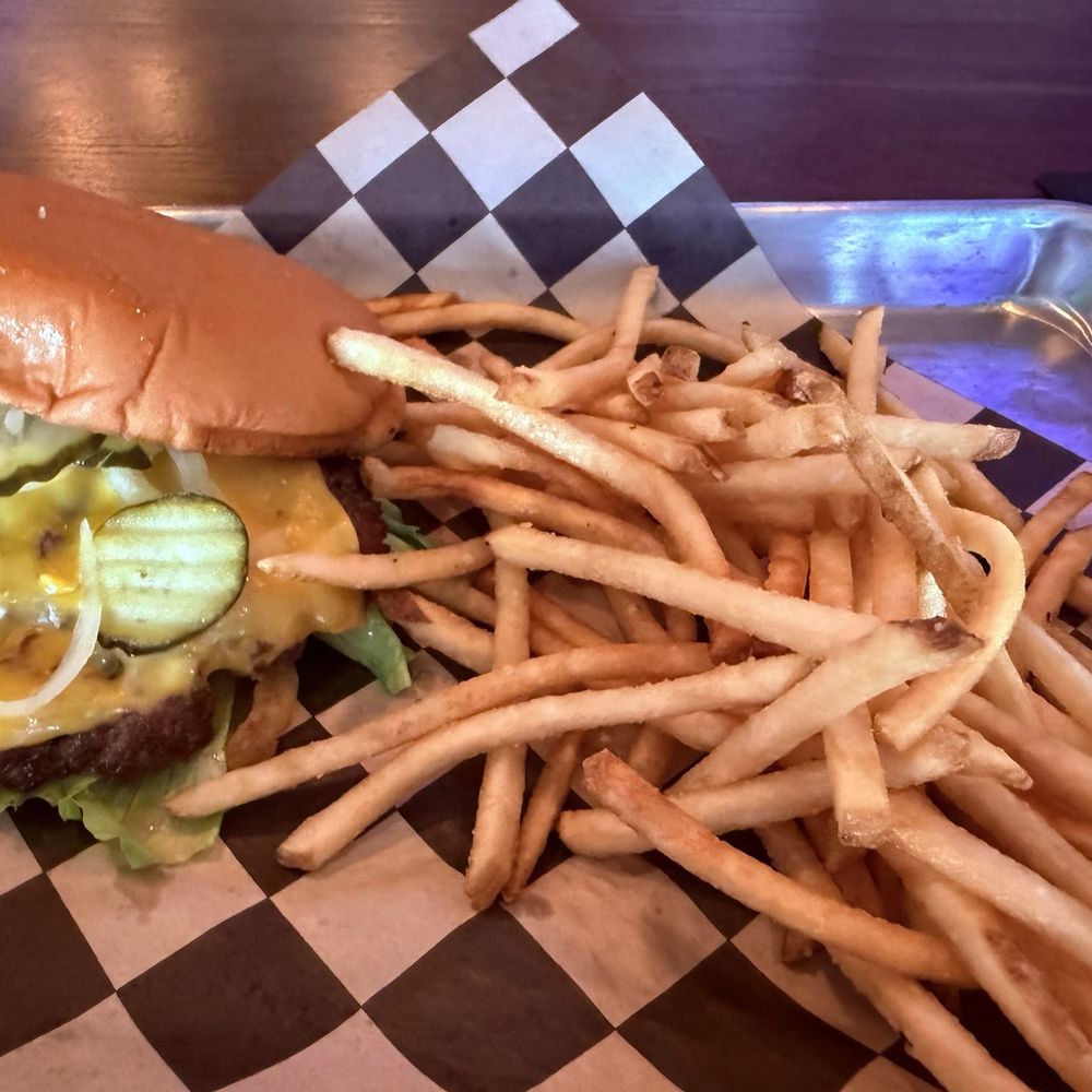 Delish single smash burger with excellent crispy fries at a great price!