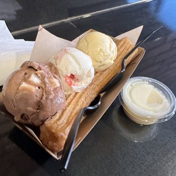 Churro Boss - churro sundae - Desserts Near Me - Covina, California