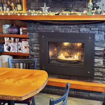 Barkley Cafe - Warm fireplace - Coffee & Tea Near Me - Ucluelet, British Columbia