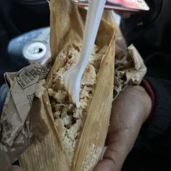 El tamal huelía mal, me lo dieron helado de la refri, pésimo servicio al cliente. Muy malo. No recomendado.