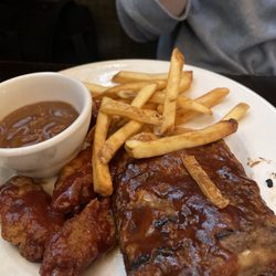 Chuck's Roadhouse - Half slab and wings