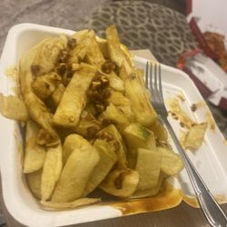 Apache Pizza - 6€ for curry chips where's the curry ffs looks like clipped toenails and why are half my chips green and brown