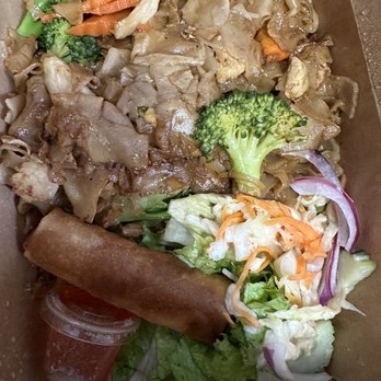 Little Plearn Thai Kitchen - Pad See Ew - Thai Near Me - Berkeley, California Little Plearn Thai Kitchen - Pad See Ew - Thai Near Me - Berkeley, California