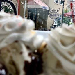 Hot fudge sundae