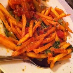 Sabores do Sebouh - Batata Janet, patatas fritas con tomate, cebolla y perejil