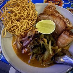 Kao soi crispy pork belly