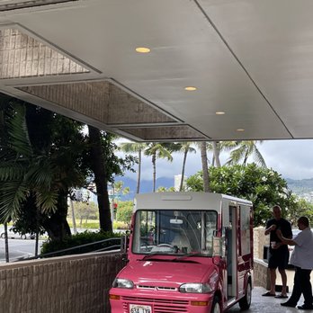 Slice Cream Truck - people getting ready to eat - Ice Cream & Frozen Yogurt Near Me Slice Cream Truck - people getting ready to eat - Ice Cream & Frozen Yogurt Near Me