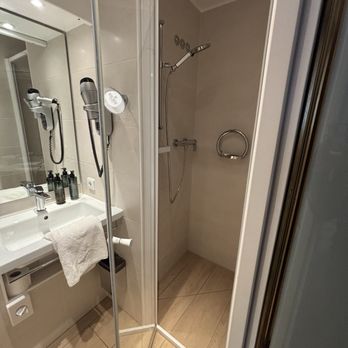 Kings Hotel Center - Shower - Hotels Near Me - Munich, BY Kings Hotel Center - Shower - Hotels Near Me - Munich, BY