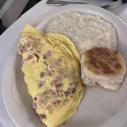 Pine Crest Inn - Ham and cheese omelette